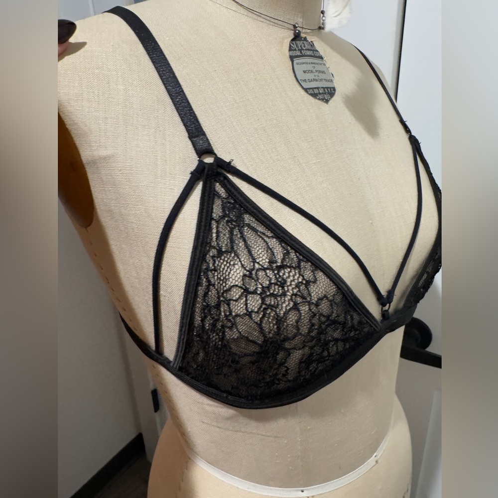 EUC Fredericks of Hollywood XL bra.